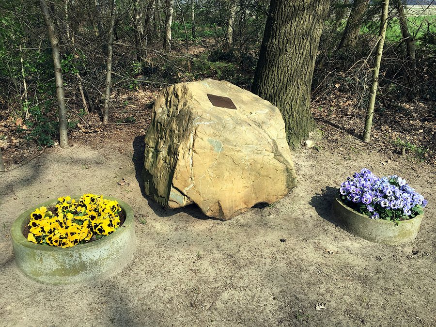 File:Lierop Oorlogsmonument Vaarsehoefweg.jpg