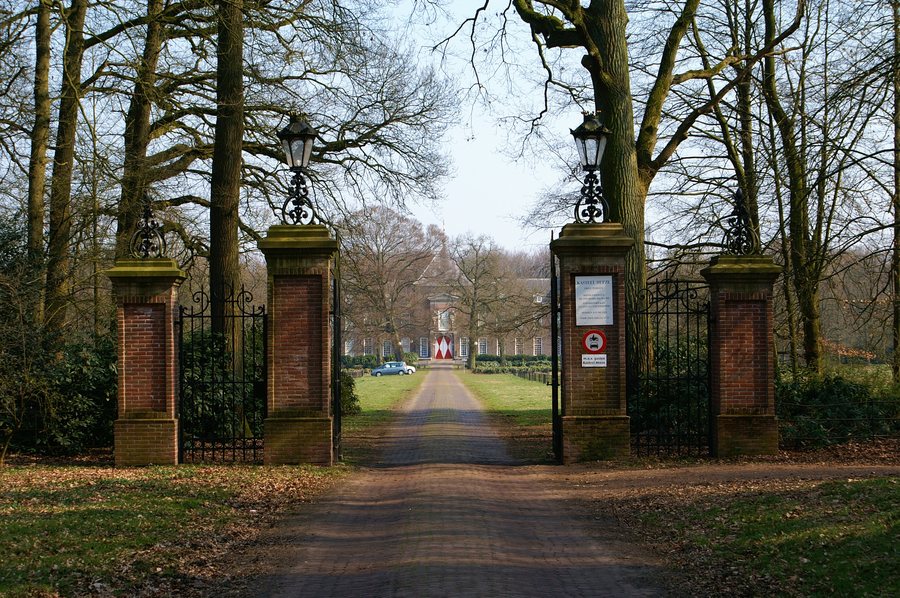 File:Heeze - kasteel Heeze - toegangshek.JPG