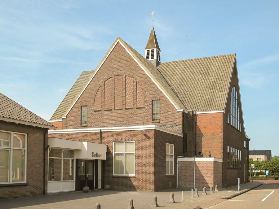 File:Kollumerzwaag, de Gereformeerde kerk foto5 2013-08-25 15.22.jpg