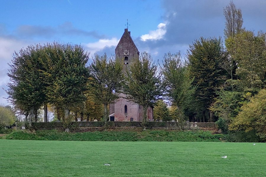 File:2022 Jelsum, sicht op de Genovevatsjerke.jpg