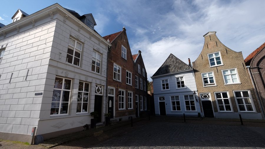 File:Ravenstein, Marktstraat 3-11.jpg