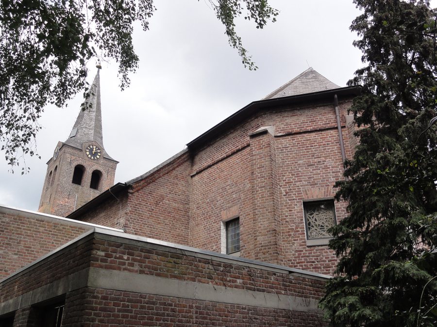 File:Milheeze Rijksmonument 8596 kerk schuin van achteren.JPG