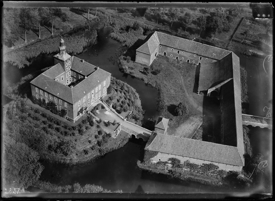 File:NIMH - 2011 - 0835 - Aerial photograph of Limbricht, The Netherlands - 1920 - 1940.jpg