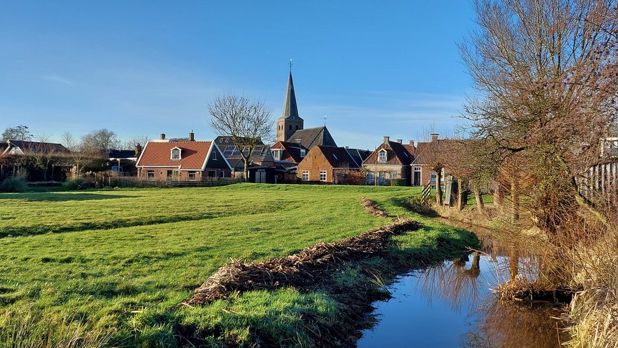 File:Sicht op Warten fan ôf de omwei.jpg