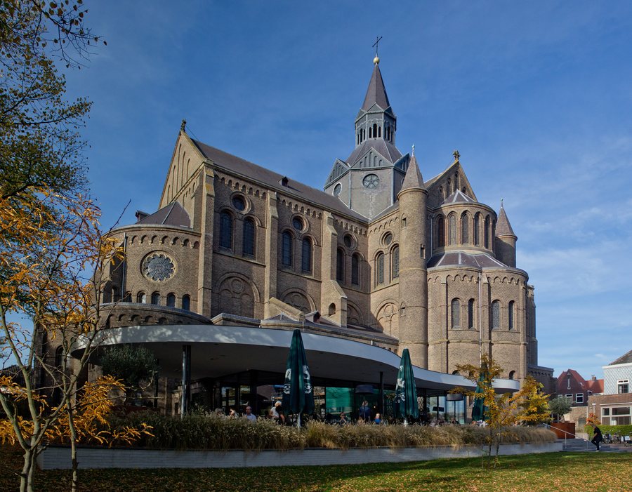 File:Vught - Sint-Petruskerk.jpg