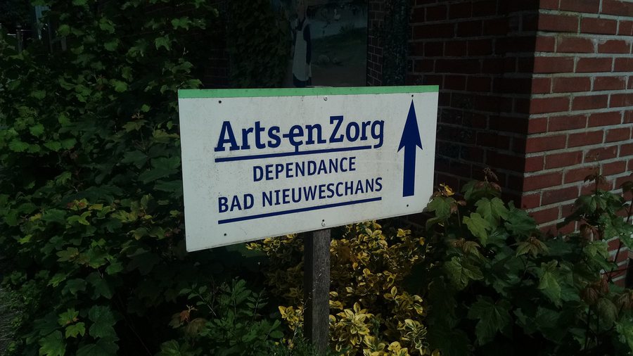 File:Arts en Zorg Dependance Bad Nieuweschans sign, Bad Nieuweschans (2019) 01.jpg