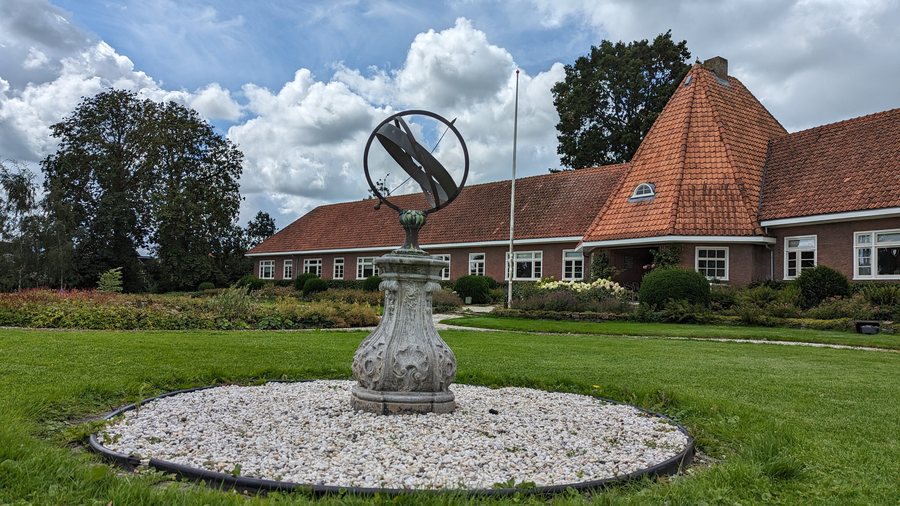 File:Zonnewijzer Akkrum 1.jpg