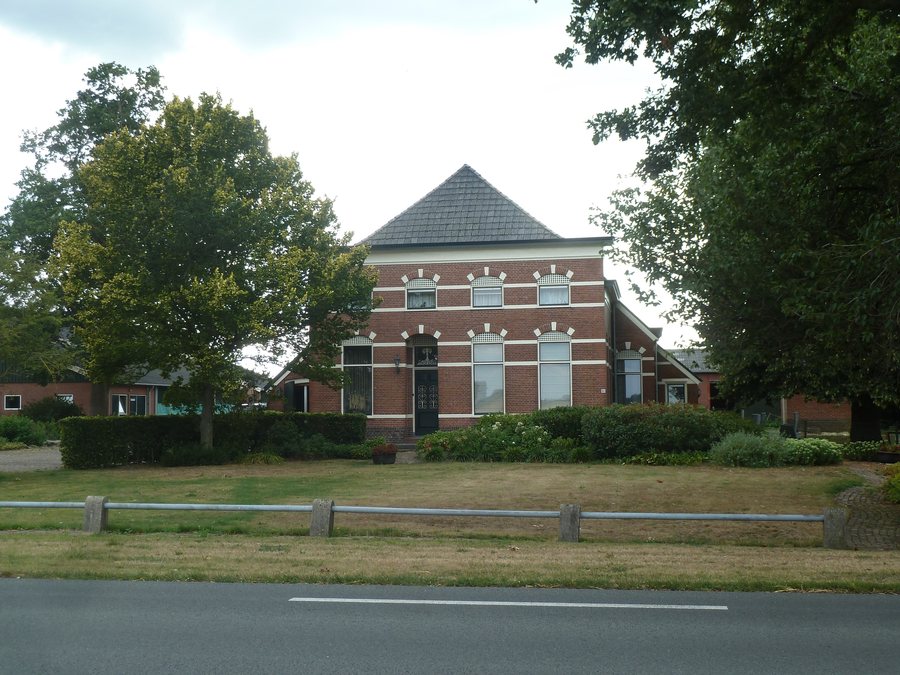 File:Erica GM Pannenkoekendijk 82 Boerderij 05082026.jpg