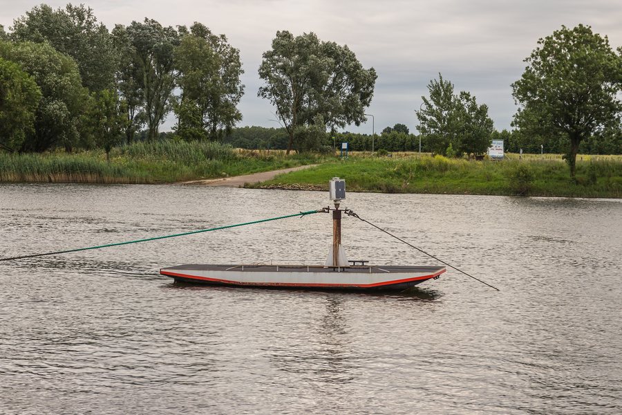 File:Ankerbootje van veerpont in de Maas bij Broekhuizen (Horst aan de Maas) in provincie Limburg in Nederland 02.jpg