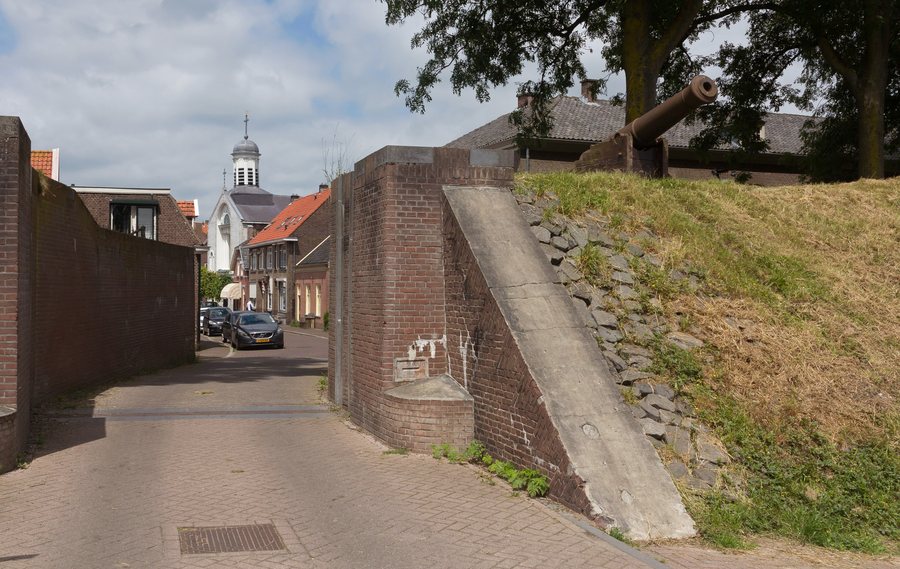 File:Woudrichem, straatzicht Vissersdijk met stadspoort, kanon en de Rooms Katholieke Kerk van Johannes Nepomuk RM39587 foto6 2016-06-19 12.56.jpg