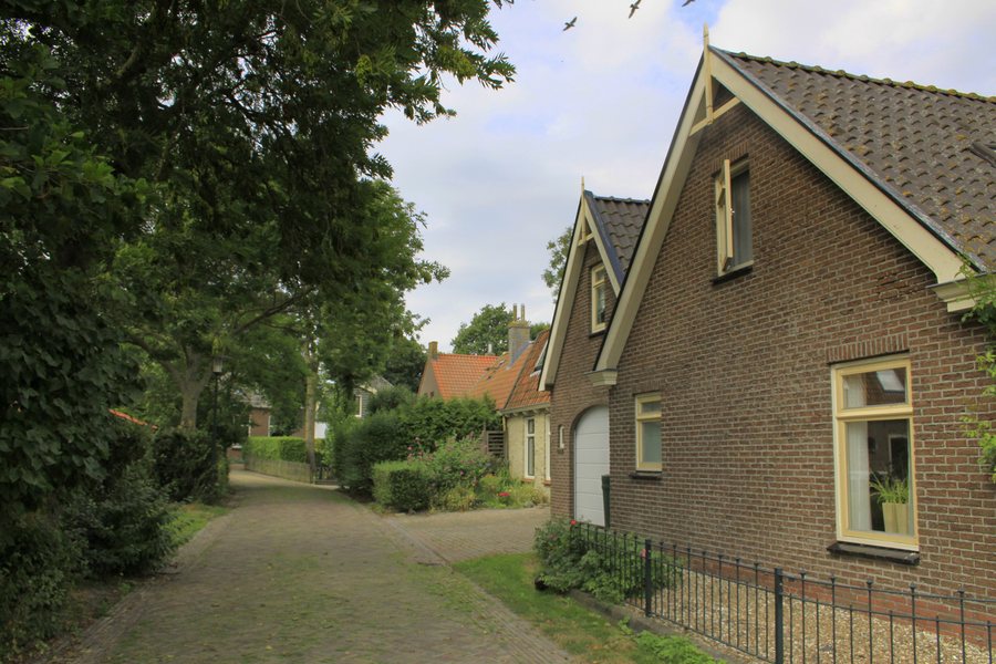 File:Dorpsgezicht van het dorp Idsegahuizum.jpg