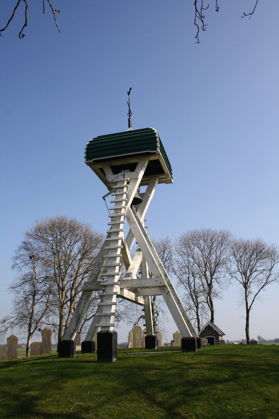 File:Oldeouwer - klokkenstoel.JPG
