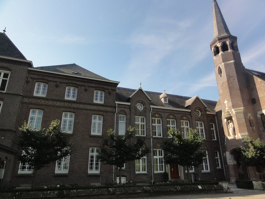 File:Velp Rijksmonument 515525 middendeel met entree zusterklooster Basilius van Bruggelaan 2.JPG