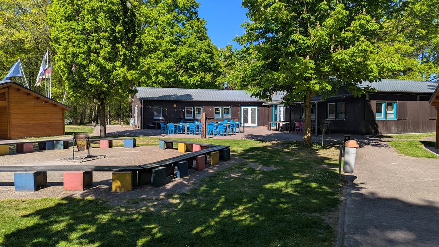 File:Blokhutten van Jeugdontmoetingscentrum Ysselsteyn, Timmermannsweg 75, Ysselsteyn 01.jpg