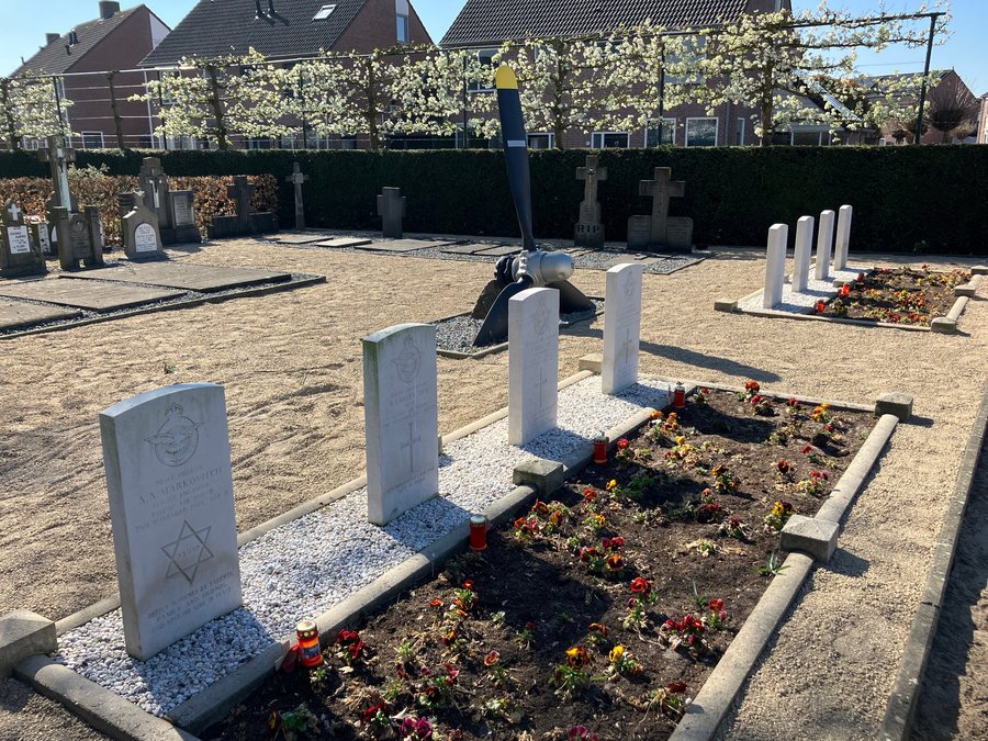 File:Erp Monument voor Britse bemanningsleden Ottenstraat.jpg