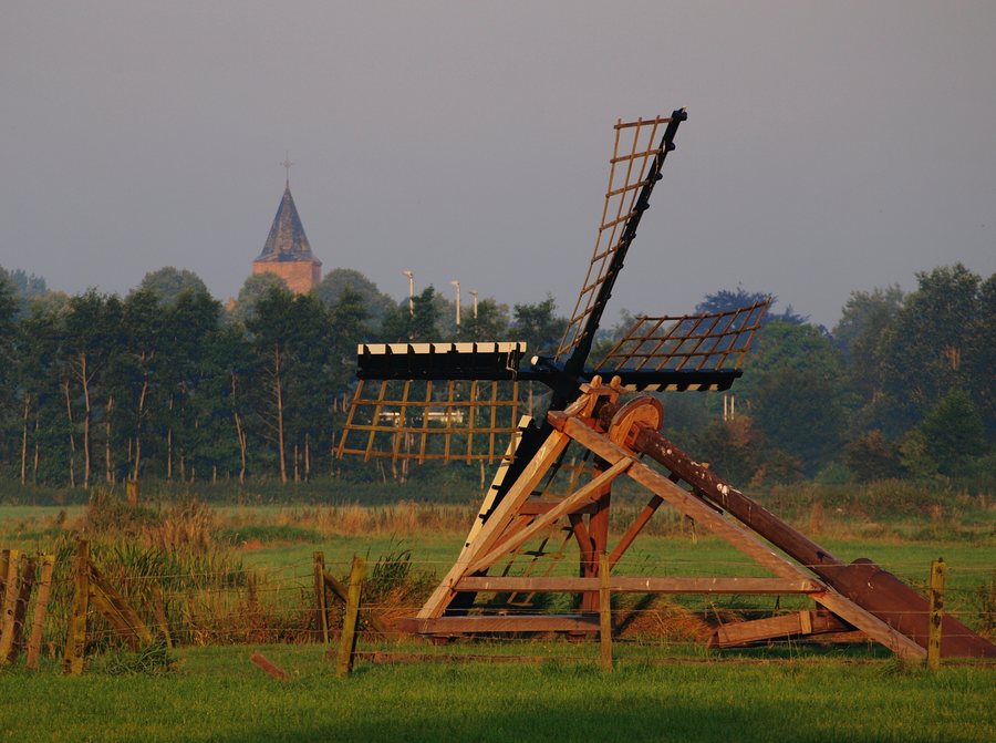File:Tjasker en kerk Augustinusga (Beide Rijksmonumenten).jpg
