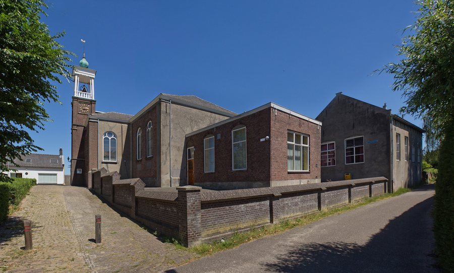 File:Lage Zwaluwe Protestantse Kerk.jpg