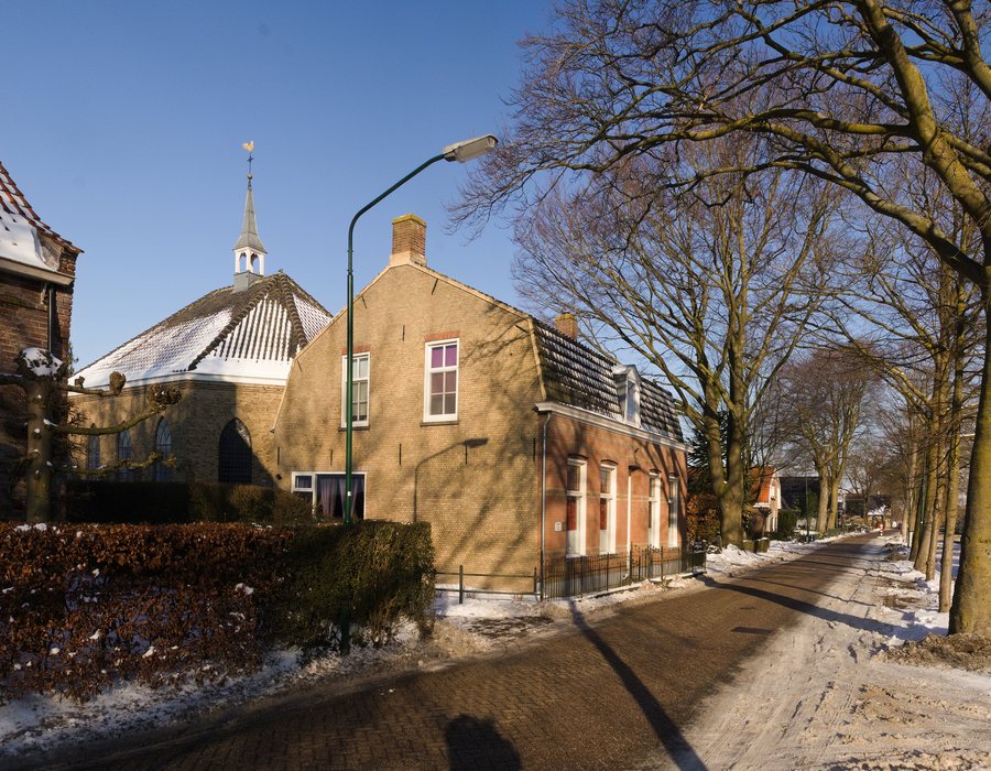 File:De Gereformeerde kerk te s Gravenmoer.jpg