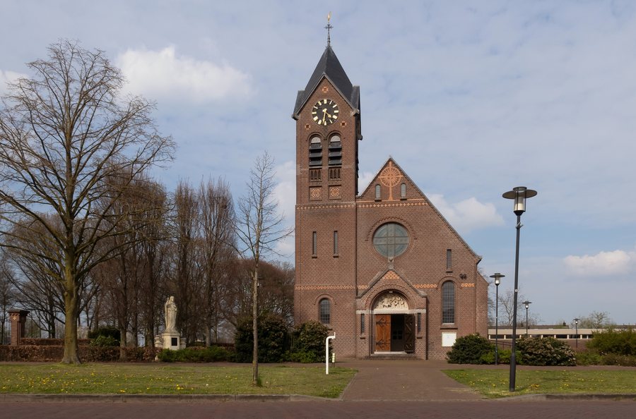 File:Meierijstad-Nijnsel, de Parochiekerk RM520467 en Heilig Hartbeeld RM520468 IMG 4609 2023-04-17 16.33.jpg
