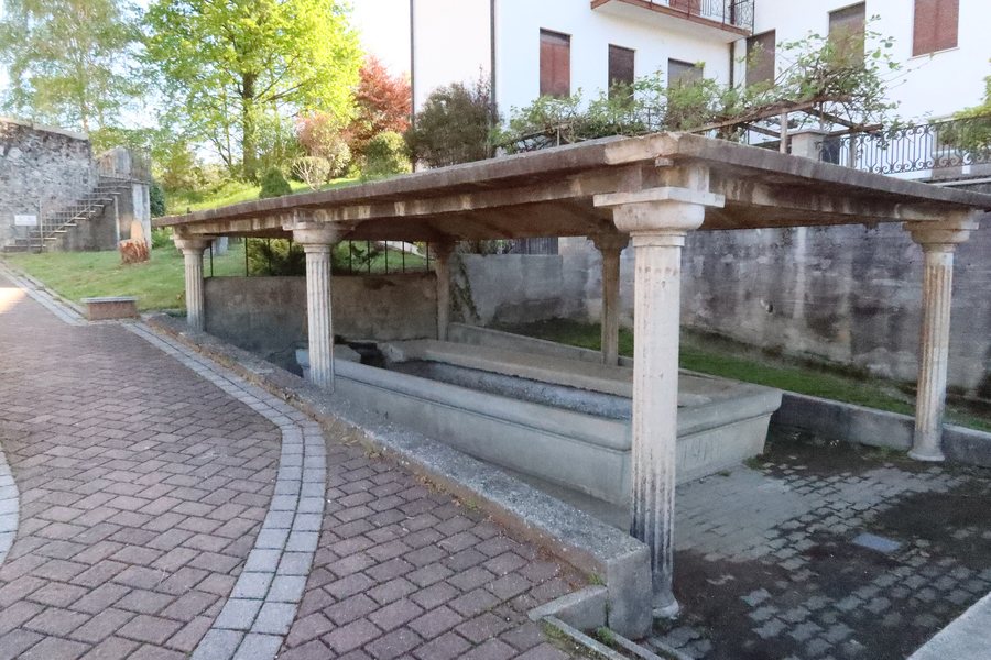 File:Bolzano Novarese Lavatoio.jpg