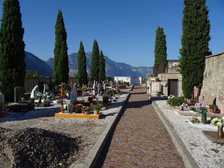 File:Cimitero di Pressano 02.jpg