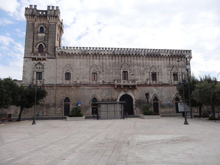File:Castello Monteparano.JPG