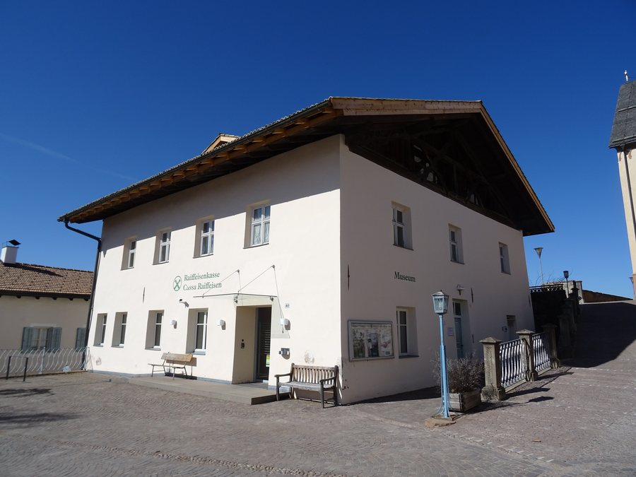 File:Aldino - Edificio museo-cassa rurale.jpg