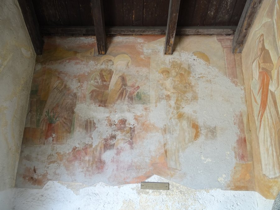 File:Pieve di Bono-Prezzo, cappella dell'Addolorata - Affreschi lati portico 01.jpg