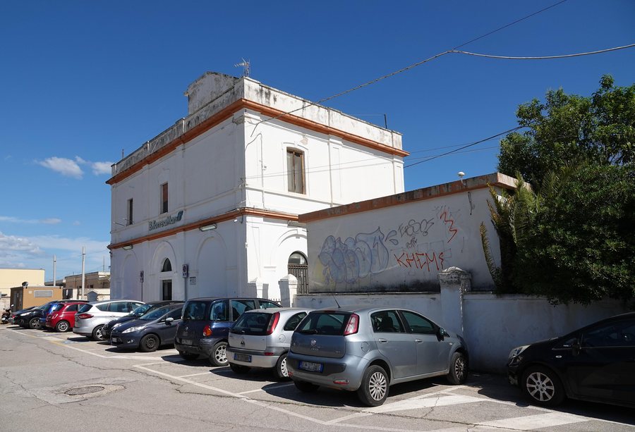 File:Bari Torre a Mare train station.01.jpg