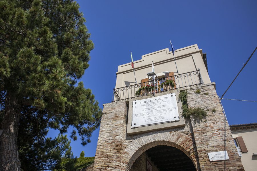 File:Pesaro - Mura di Fiorenzuola di Focara - dettaglio arco.jpg