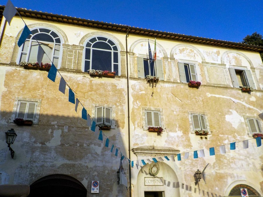 File:Palazzo Baronale Orsini (1500), seat of the Town Hall, Anguillara Sabazia, Lazio, Italy.jpg