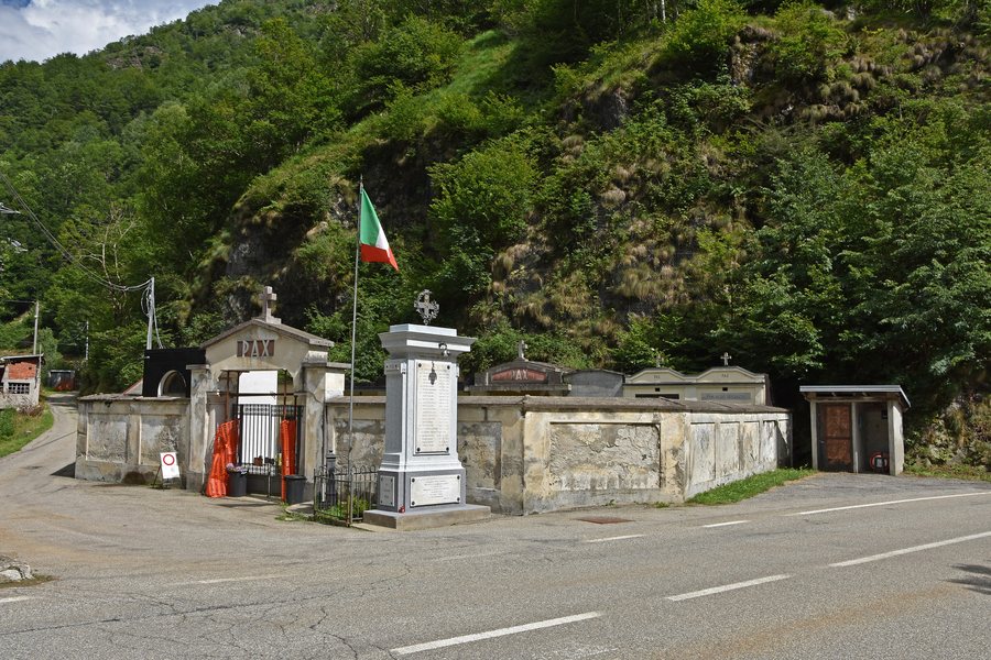 File:Ferrera - Cimitero 1009.jpg