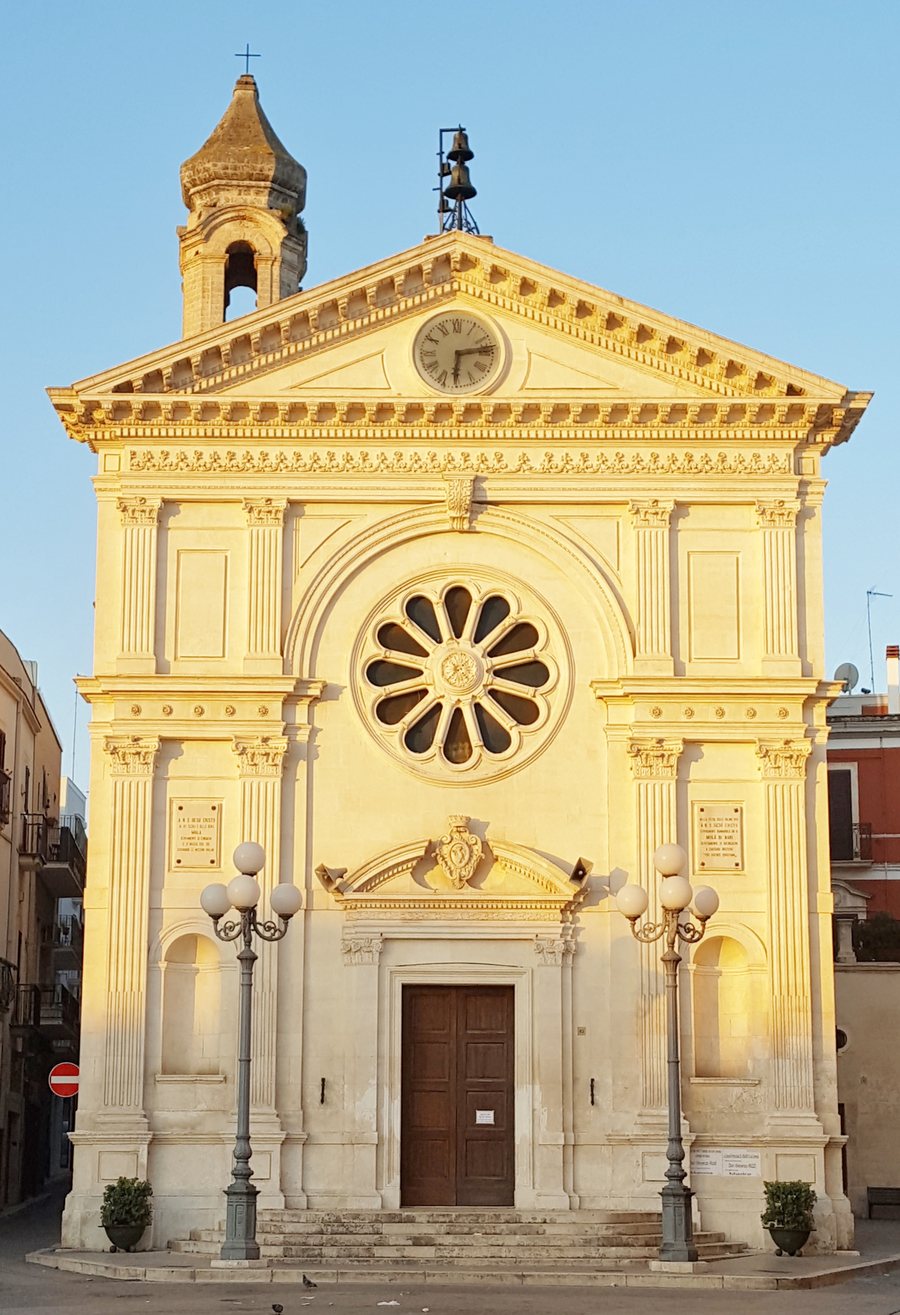 File:Mola di Bari chiesa Maddalena.jpg