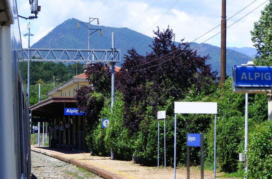 File:Stazione di alpignano sfondo musinè.jpg