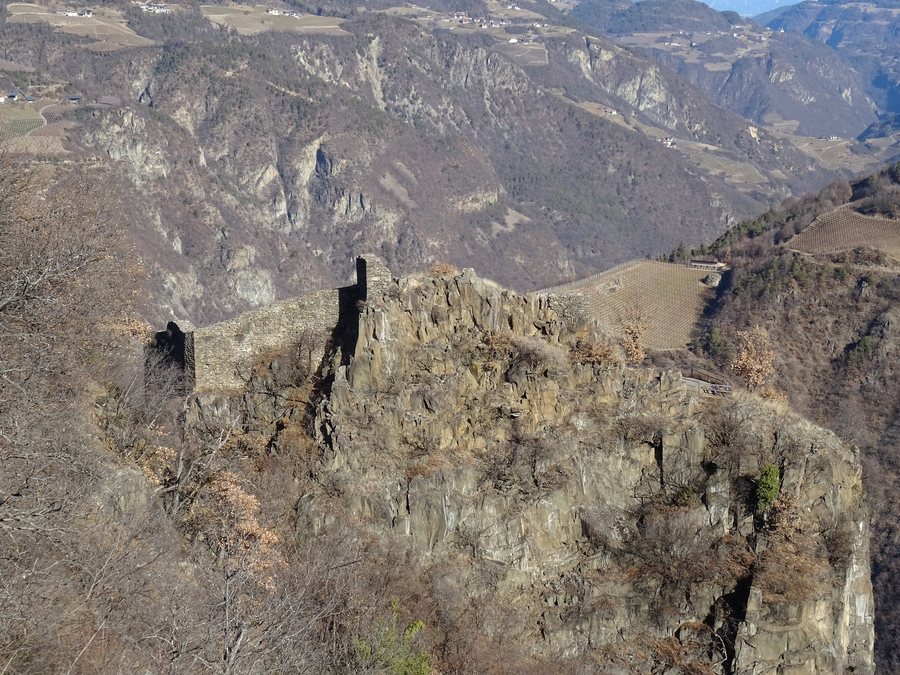 File:Castello di Collepietra 01.jpg