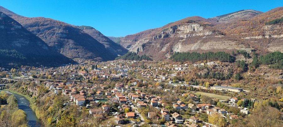 File:Tserovo (village).jpg
