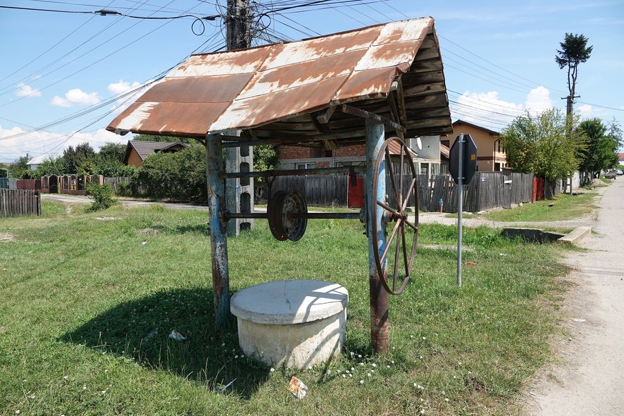 File:Water well in Dărmănești, Dâmbovița.01.jpg