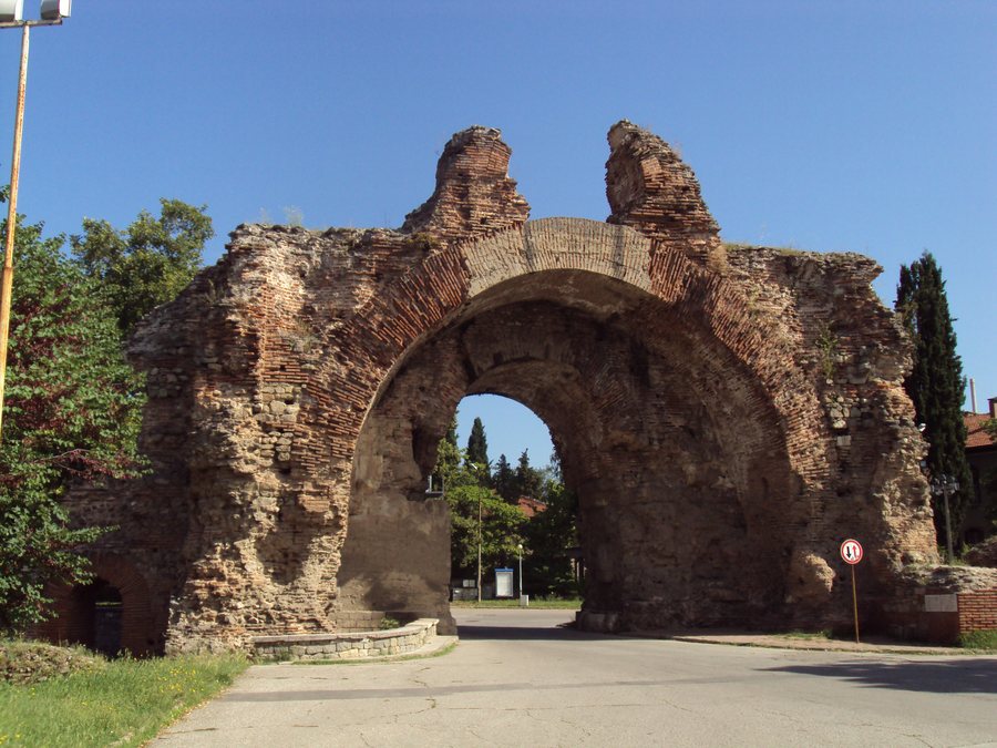 File:Hisarya Fortress gates 008.jpg