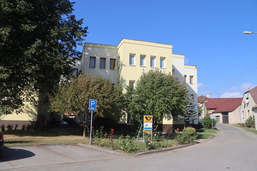 File:Overview of post office in Rokytnice nad Rokytnou, Třebíč District.jpg