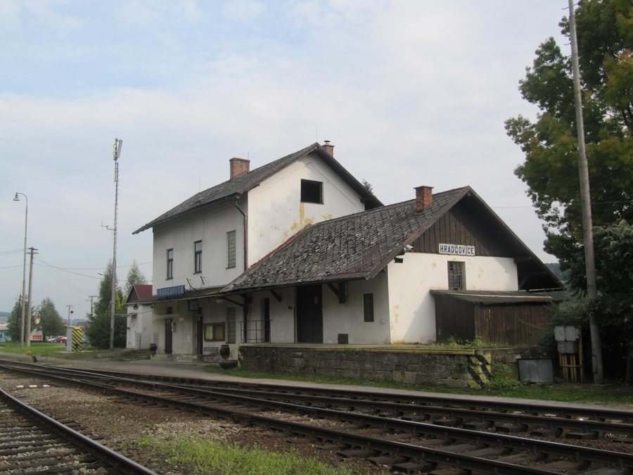File:Hradčovice, nádraží.jpg