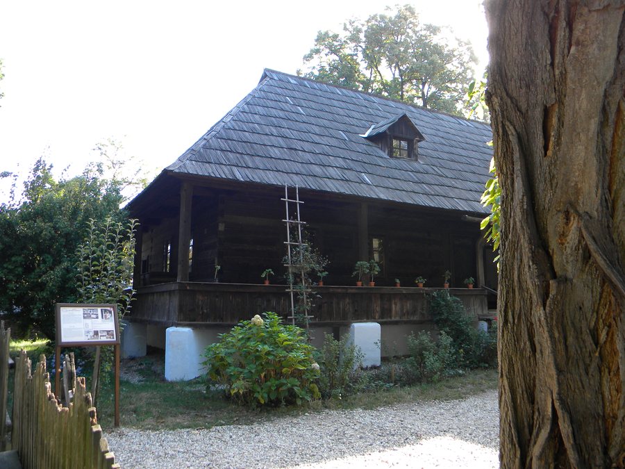 File:Bucuresti, Romania, Muzeul National al Satului; B-II-a-A-18994 (Casa in comuna Sant-Bistrita Nasaud, 1).JPG