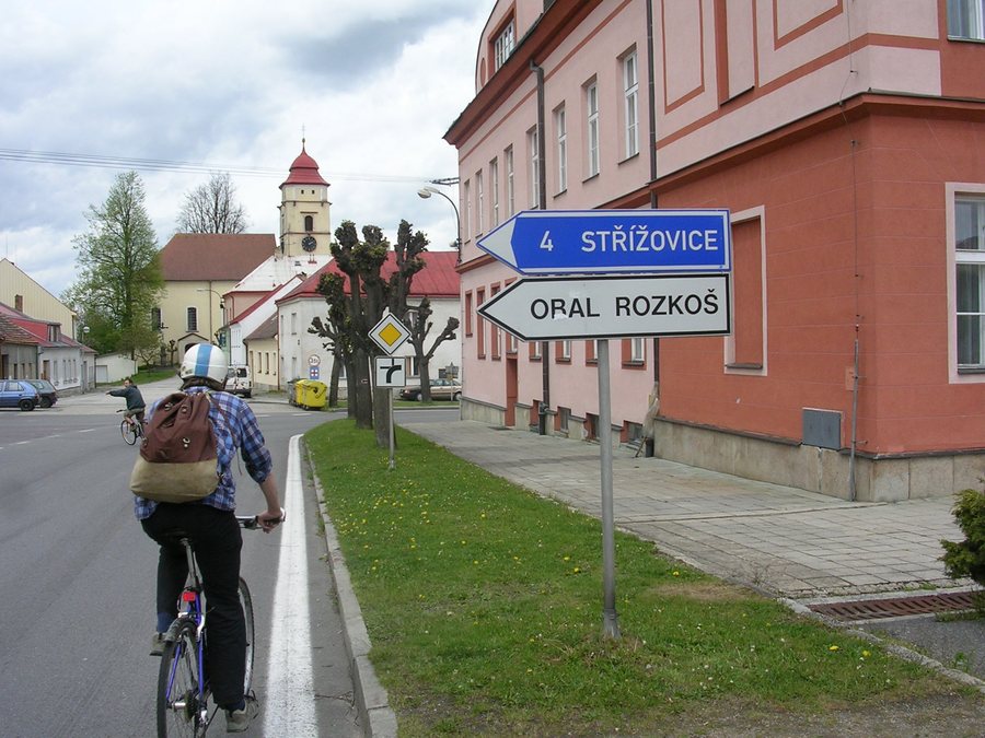 File:Kunžak, Hradecká, směrovky.jpg