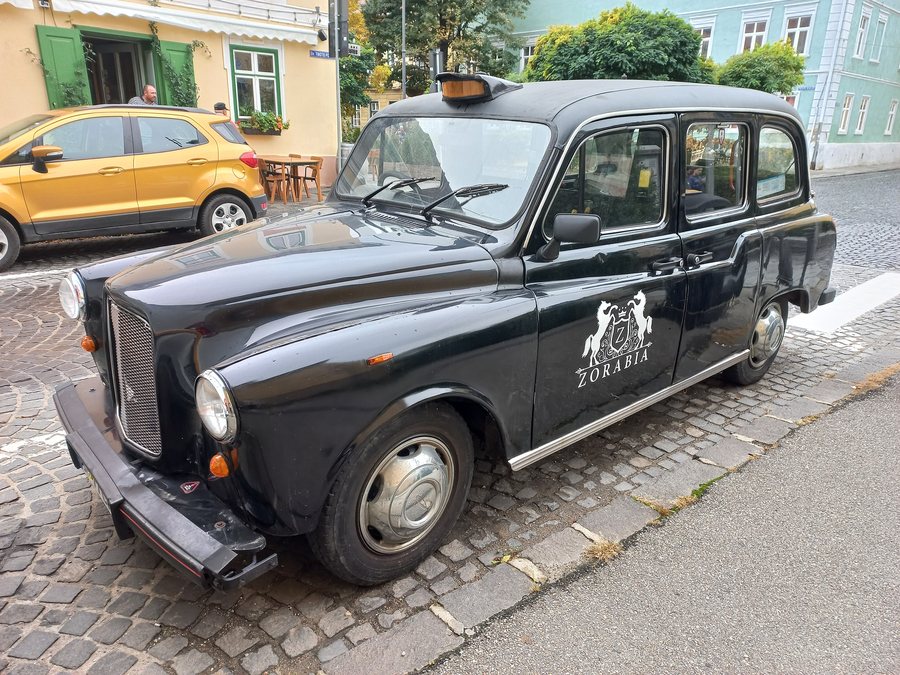 File:Hermannstadt (Sibiu)-Austin FX4-01ASD.jpg