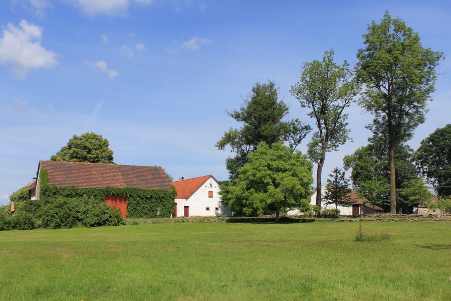 File:Polště, old farm.jpg