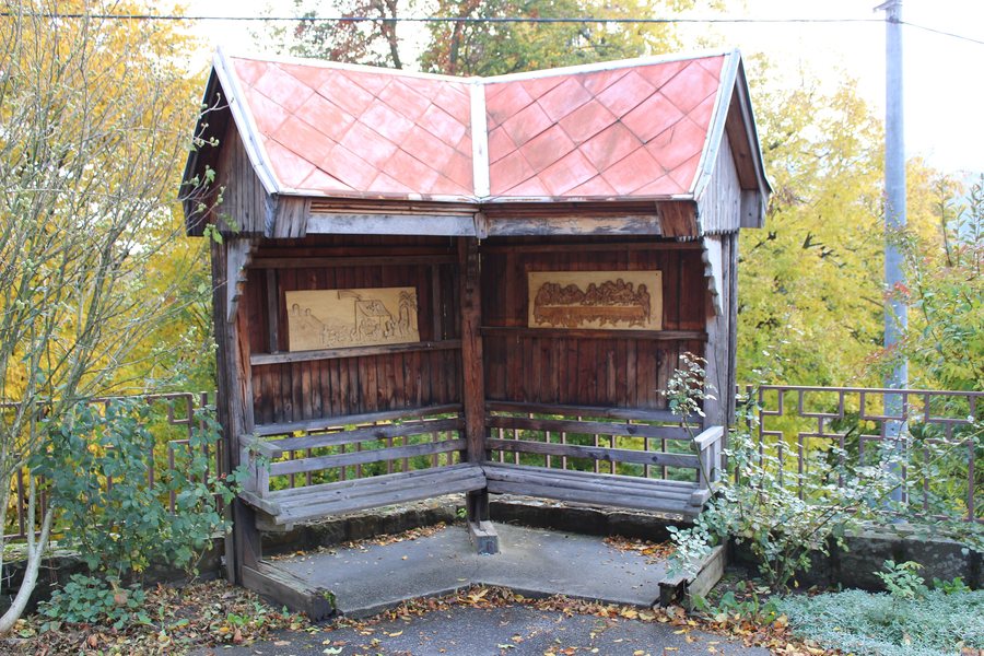 File:Nová Bošáca, altánek u kostela.jpg