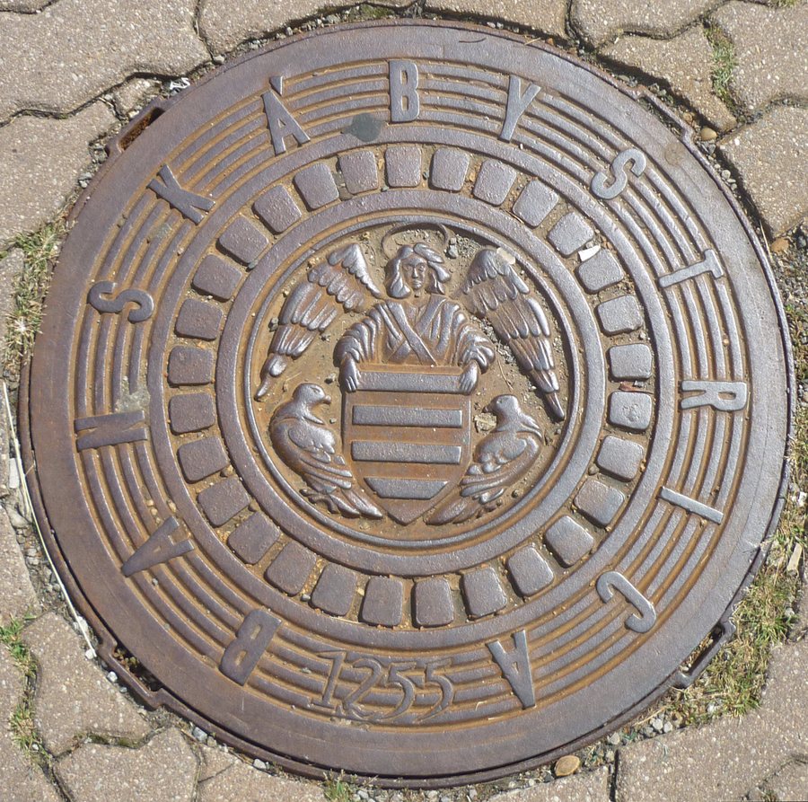 File:SK-Banská Bystrica-Kanaldeckel.jpg