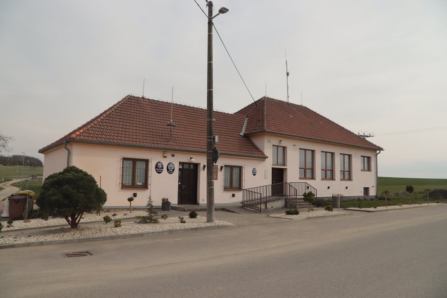 File:Overview 2 of municipal office and library in Ostašov, Třebíč District.jpg