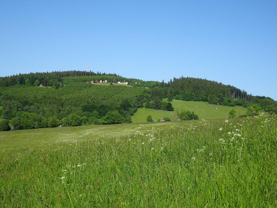 File:Lopeník, pohled na Mikulčin vrch.jpg