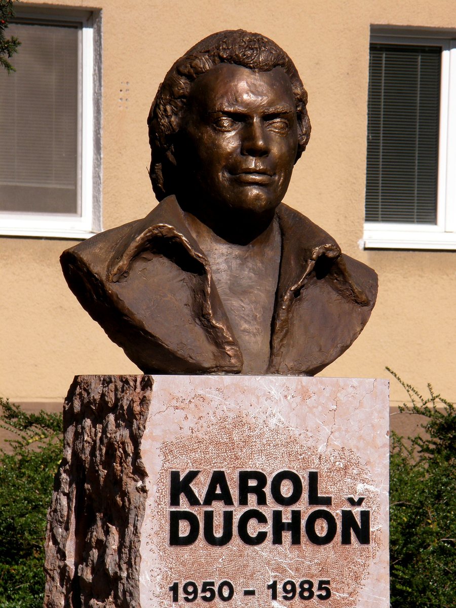 File:Galanta, pamätník Karola Duchoňa.jpg