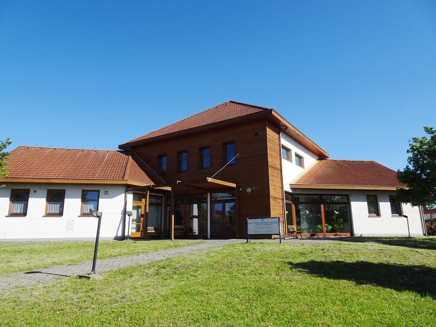 File:Ostrožská Nová Ves, DPS.jpg